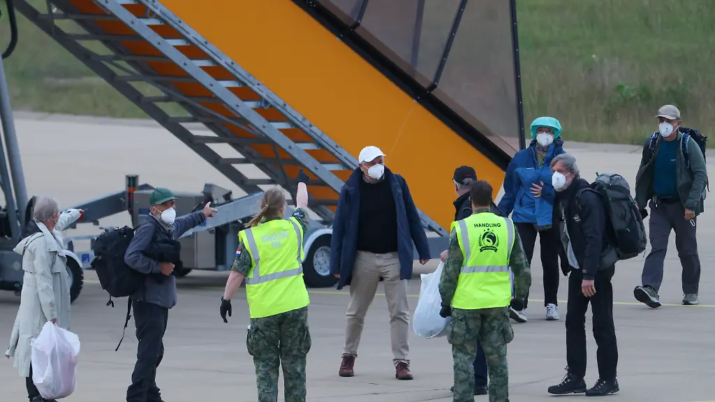 Passagiere-des-von-einem-Hantavirus-Ausbruch-betroffenen-Kreuzfahrtschiffs-steigen-am-Flughafen-Eindhoven-aus-einem-Flugzeug-aus-Das-von-der-Kanaren-Insel-Teneriffa-kommende-Flugzeug-landete-mit-insgesamt-26-Passagieren-und-Crewmitgliedern-der-Hondius