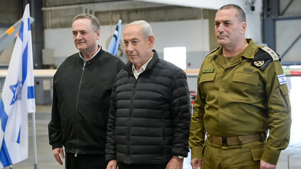 Der-israelische-Ministerpraesident-Benjamin-Netanjahu-M-besucht-den-Luftwaffenstuetzpunkt-Palmachim-in-Begleitung-des-israelischen-Verteidigungsministers-Israel-Katz-l-und-des-Generalstabschefs-der-IDF-Generalleutnant-Eyal-Zamir-Der-Netanjahu-erhielt-eine-Einsatzbesprechung-und-fuehrte-ein-Gespraech-mit-UAV-Betreibern-und-den-technischen-Teams-und-lobte-sie-fuer-ihre-Leistungen-bei-der-Operation-Bruellender-Loewe