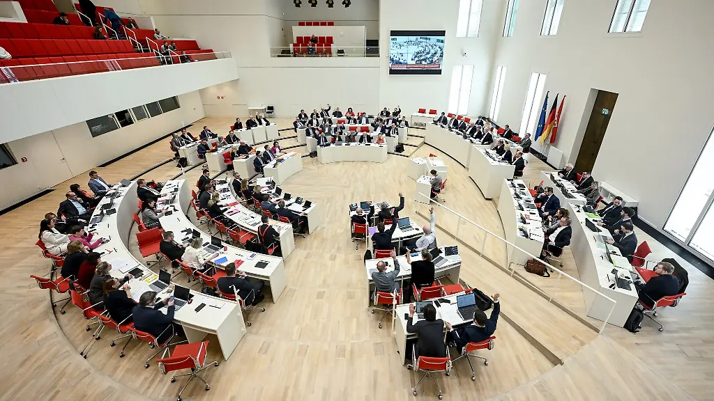 Der-Landtag-in-Brandenburg-ist-in-den-Landesfarben-weiss-und-rot-gehalten