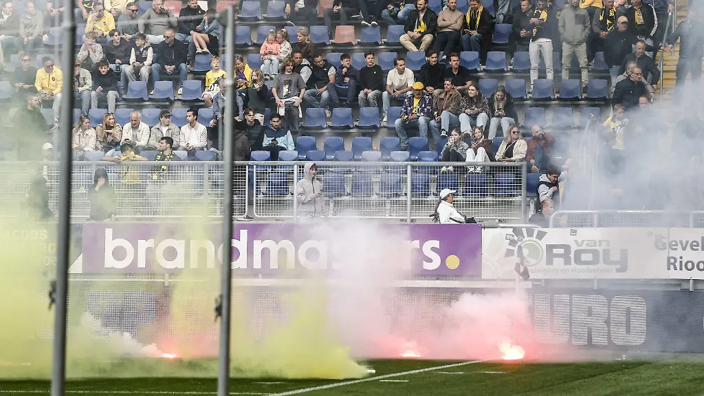 10-05-2026-Niederlande-Breda-Fussball-Maenner-Ehrendivision-Niederlande-NAC-Breda-SC-Heerenveen-Heimfans-haben-waehrend-des-Spiels-Feuerwerkskoerper-auf-den-Platz-geworfen-Infolgedessen-wurde-das-Spiel-endgueltig-unterbrochen