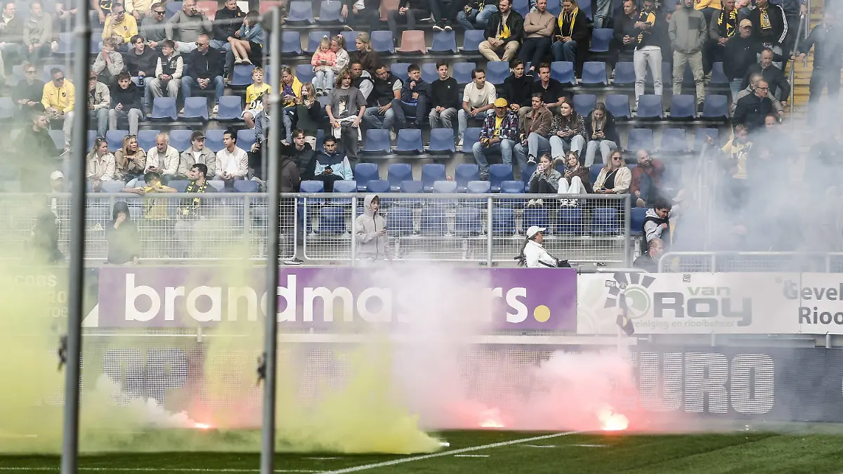 10-05-2026-Niederlande-Breda-Fussball-Maenner-Ehrendivision-Niederlande-NAC-Breda-SC-Heerenveen-Heimfans-haben-waehrend-des-Spiels-Feuerwerkskoerper-auf-den-Platz-geworfen-Infolgedessen-wurde-das-Spiel-endgueltig-unterbrochen