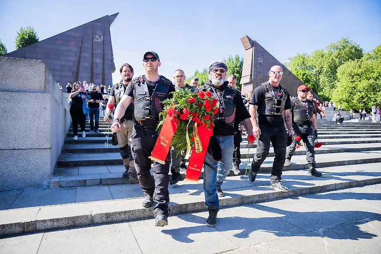 Mitglieder-der-russisch-nationalistischen-Rockergruppe-Nachtwoelfe-tragen-am-Sowjetischen-Ehrenmal-im-Treptower-Park-einen-Gedenkkranz-Am-8-und-9-Mai-jaehrt-sich-die-Befreiung-vom-Nationalsozialismus-zum-79-Mal