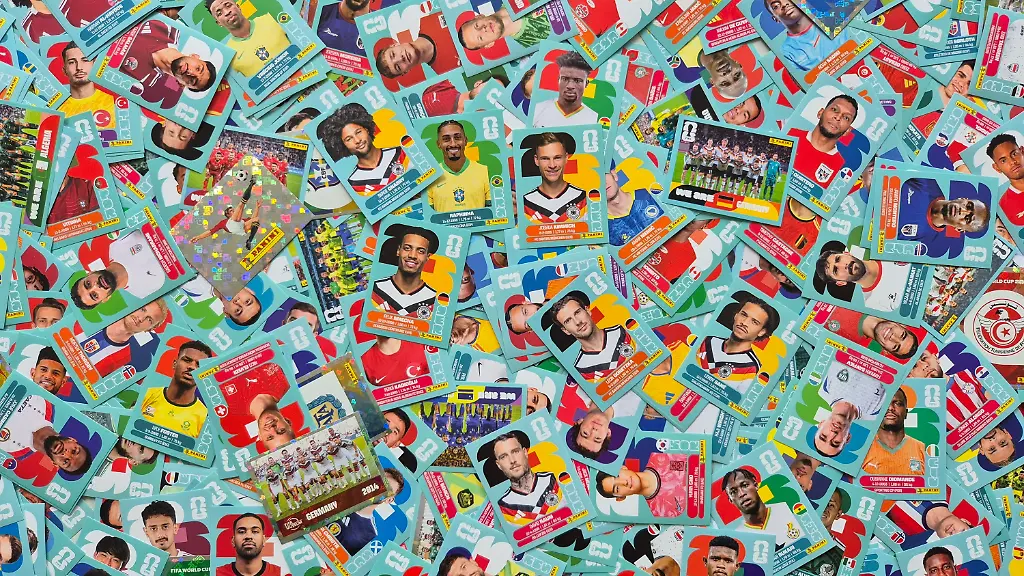 HANDOUT-08-05-2026-Sticker-mit-Fotos-aus-der-neuen-Panini-Stickerkollektion-zum-Sammeln-zur-FIFA-Fussball-Weltmeisterschaft-2026-liegen-auf-einem-Haufen-undatiertes-Handout