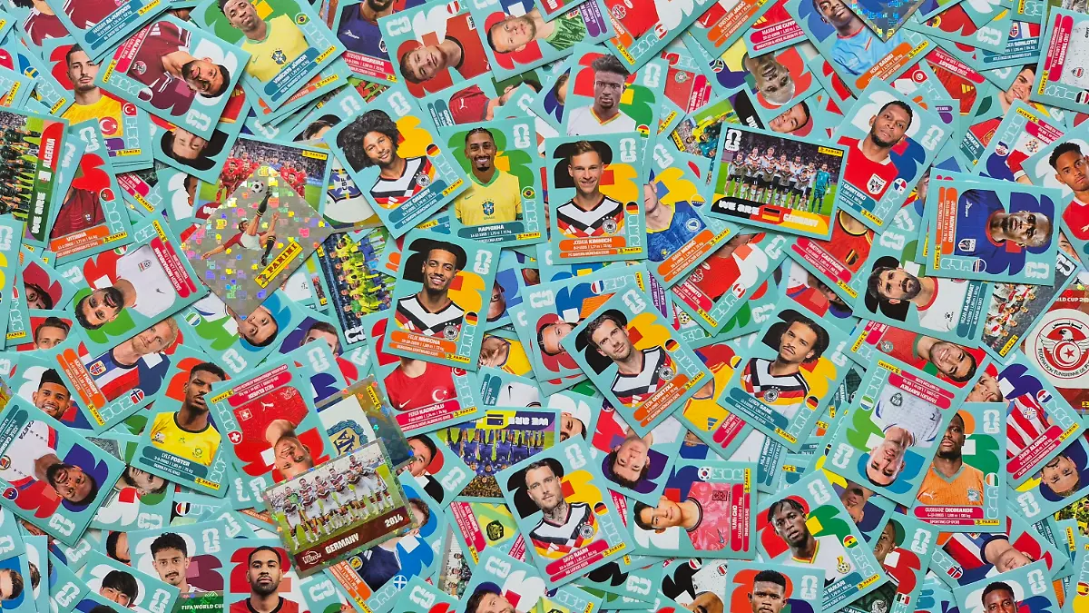 HANDOUT-08-05-2026-Sticker-mit-Fotos-aus-der-neuen-Panini-Stickerkollektion-zum-Sammeln-zur-FIFA-Fussball-Weltmeisterschaft-2026-liegen-auf-einem-Haufen-undatiertes-Handout