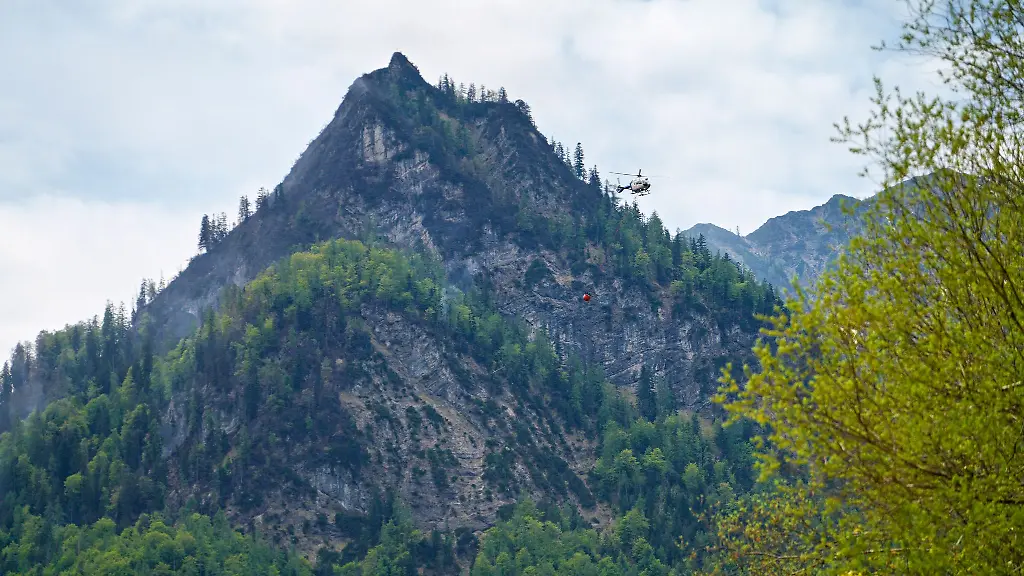 Die-Einsatzkraefte-kommen-laut-einem-Feuerwehrsprecher-bei-der-Bekaempfung-der-Glutnester-gut-voran