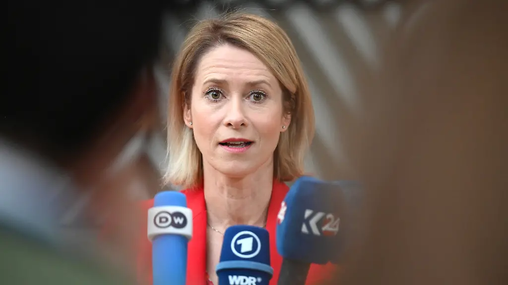 Kaja-Kallas-EU-Aussenbeauftragte-und-Vizepraesidentin-in-der-Kommission-spricht-zur-Journalisten-im-Gebaeude-des-European-Council-Europaeischer-Rat-Die-europaeischen-Aussenminister-treffen-sich-um-unter-anderem-ueber-die-Lage-im-Nahen-Osten-den-russische-Angriffskrieg-gegen-die-Ukraine-sowie-moegliche-EU-Sanktionen-wegen-Israels-Siedlungspolitik-zu-besprechen