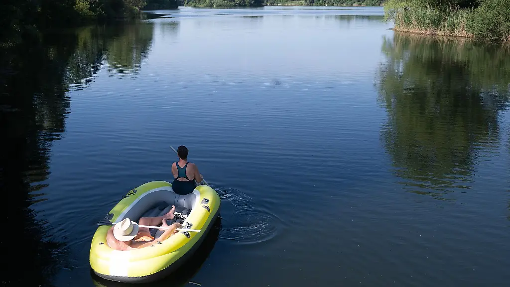 Lieber-schwimmen-oder-lieber-Schlauchboot-Hessens-Badeseen-duerften-bei-Sonnenschein-wieder-viele-Besucher-anlocken