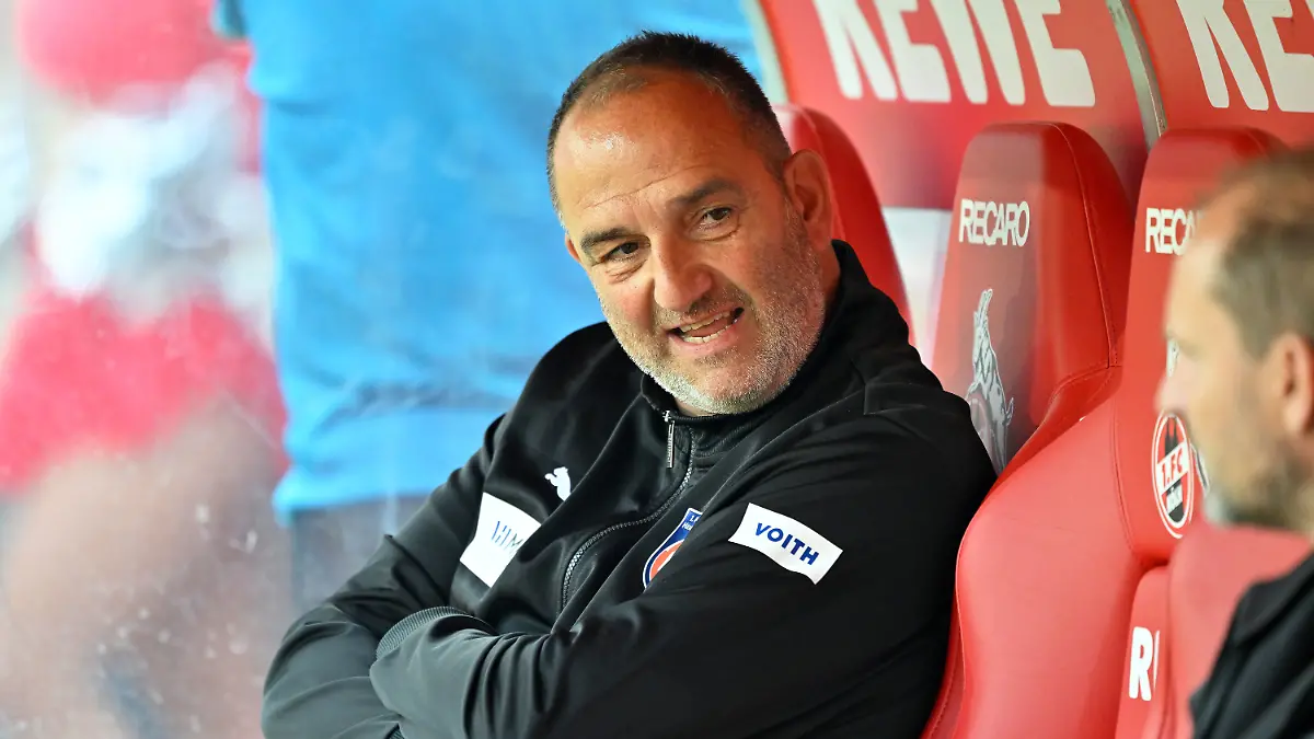 10-05-2026-Nordrhein-Westfalen-Koeln-Fussball-Maenner-Bundesliga-1-FC-Koeln-1-FC-Heidenheim-33-Spieltag-RheinEnergieStadion-Trainer-Frank-Schmidt-l-1-FC-Heidenheim-1846-unterhaelt-sich-vor-dem-Spiel-auf-der-Bank-Foto-Ulrich-Hufnagel-dpa-WICHTIGER-HINWEIS-Gemaess-den-Vorgaben-der-DFL-Deutsche-Fussball-Liga-bzw-des-DFB-Deutscher-Fussball-Bund-ist-es-untersagt-in-dem-Stadion-und-oder-vom-Spiel-angefertigte-Fotoaufnahmen-in-Form-von-Sequenzbildern-und-oder-videoaehnlichen-Fotostrecken-zu-verwerten-bzw-verwerten-zu-lassen