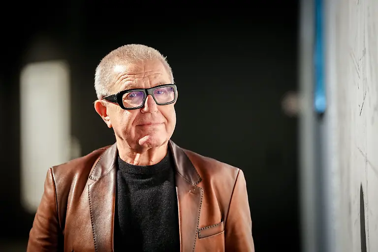 Der-Kuenstler-und-Architekt-Daniel-Libeskind-geht-durch-die-Ausstellung-Between-the-Lines-Daniel-Libeskind-und-das-Juedische-Museum-Berlin-Die-Ausstellung-soll-den-Entstehungsprozess-des-von-dem-New-Yorker-Architekten-Daniel-Libeskind-entworfenen-Erweiterungsbaus-des-Museums-und-seine-Bedeutung-fuer-die-deutsche-Gedaechtniskultur-zeigen-Libeskind-wird-am-12-Mai-2026-80-Jahre-alt