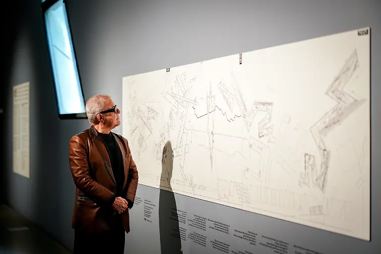 Der-Kuenstler-und-Architekt-Daniel-Libeskind-geht-durch-die-Ausstellung-Between-the-Lines-Daniel-Libeskind-und-das-Juedische-Museum-Berlin-Die-Ausstellung-soll-den-Entstehungsprozess-des-von-dem-New-Yorker-Architekten-Daniel-Libeskind-entworfenen-Erweiterungsbaus-des-Museums-und-seine-Bedeutung-fuer-die-deutsche-Gedaechtniskultur-zeigen-Libeskind-wird-am-12-Mai-2026-80-Jahre-alt