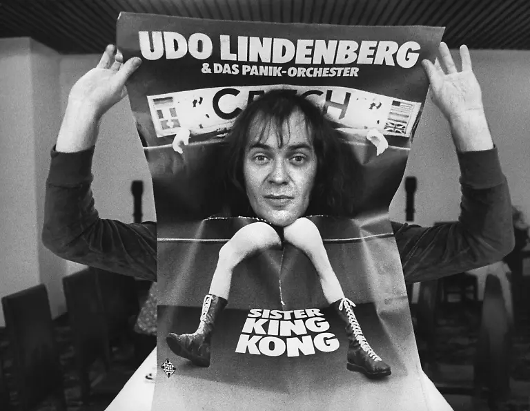 Udo-Lindenberg-1976-in-Berlin-mit-einem-Werbeplakat-seiner-juengsten-LP-Sister-King-Kong-Plakat-Personen-Portraet-Portrait-rmr17-lb