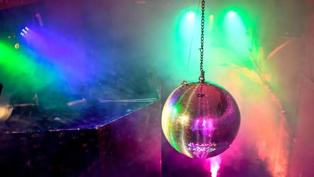 Eine-Diskokugel-dreht-sich-im-Licht
