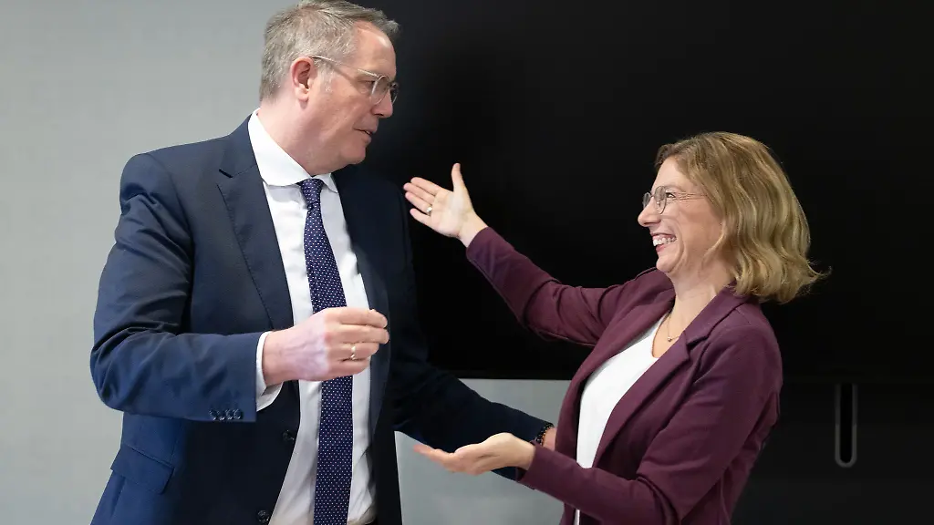 Uebernimmt-der-noch-amtierende-Ministerpraesident-Alexander-Schweitzer-von-Sabine-Baetzing-Lichtenthaeler-nach-dem-Fraktionsvorsitz-auch-den-Parteivorsitz-der-SPD-Archivbild