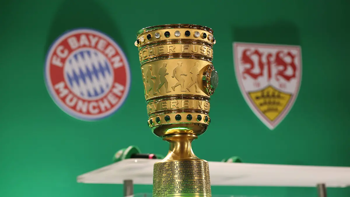 der-Pokal-zwischen-den-Logos-Symbolfoto-Fussball-Fussball-Cup-Handover-DFB-Pokal-2026-im-Roten-Rathaus-Saison-2025-2026-11-05