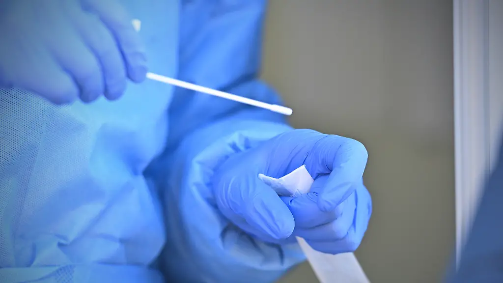 Themenbild-Corona-Schnelltest-Corona-Schnelltest-auf-die-Omicron-Variante-Coronateststation-Teststation-Testzentrum-Coronatestzentrum-Watte-Staebchen-wird-vor-eindm-Schnelltest-Antigen-Schnelltest-ausgepackt-Close-Up