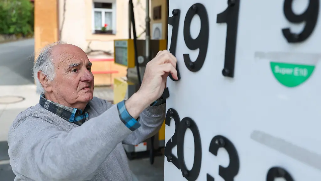 08-05-2026-Bayern-Goessweinstein-Herbert-Brendel-bringt-an-seiner-Tankstelle-mit-zwei-Zapfsaeulen-vier-Zapfpistolen-und-vier-Sorten-Kraftstoff-die-neuen-Preise-mit-Schrauben-an-ohne-Digital-Anzeige-Brendels-Tankstelle-wird-100-Jahre-alt-und-die-Preise-aendern-sich-nur-alle-zwei-Wochen-Waehrend-anderswo-die-Zahlen-springen-bleibt-hier-alles-konstant-bis-eine-neue-Kraftstoff-Lieferung-kommt