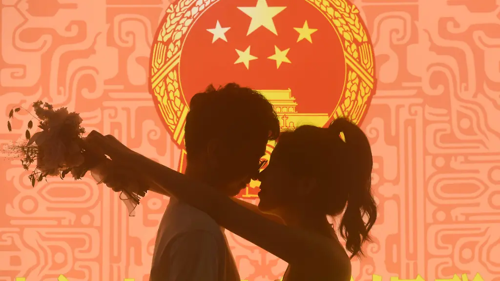 Entertainment-Bilder-des-Tages-HANGZHOU-CHINA-AUGUST-22-A-newly-wed-couple-pose-for-a-photo-at-a-marriage-registry-center-during-Qixi-Festival-or-Chinese-Valentine-s-Day-on-August-22-2023-in-Hangzhou-Zhejiang-Province-of-China