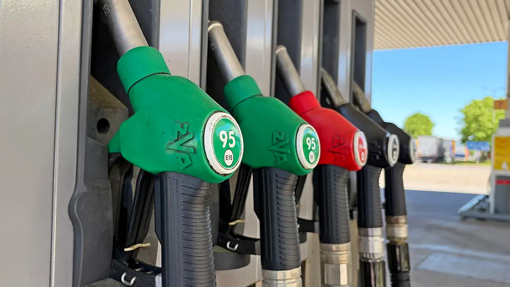 01-05-2026-Wirtschaft-v-l-Das-Bild-zeigt-eine-Reihe-von-Zapfpistolen-an-einer-Tankstelle-die-verschiedenen-Kraftstoffsorten-zugeordnet-sind