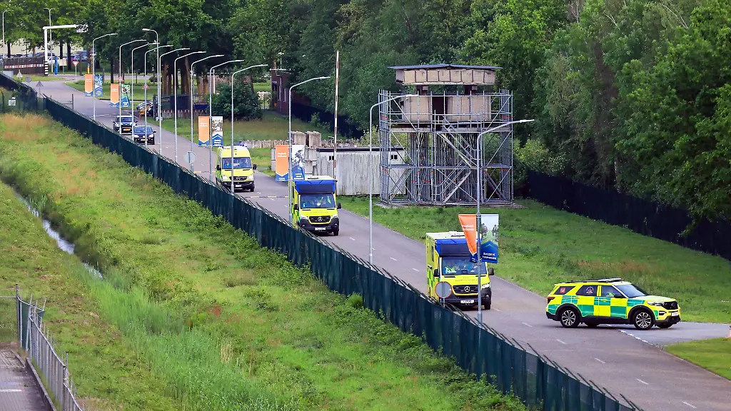 Rettungswagen-erreichen-den-Flughafen-Eindhoven