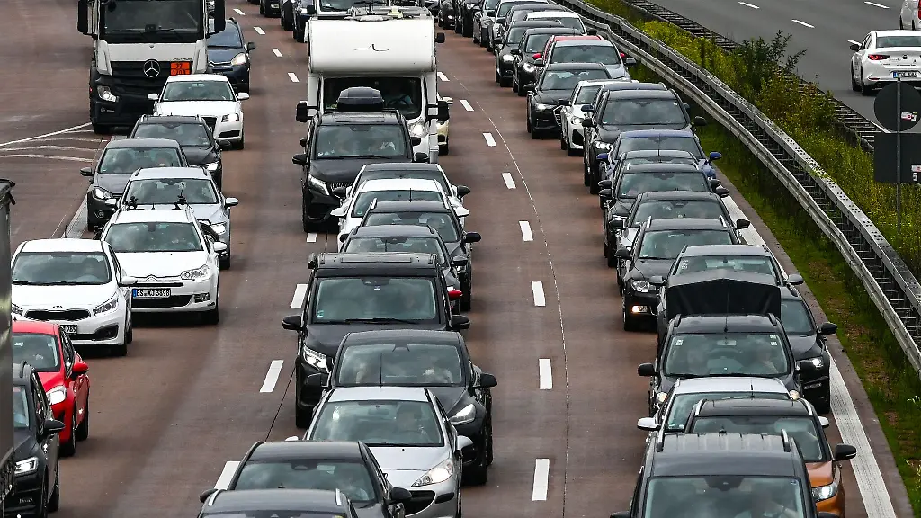 Laut-ADAC-wird-der-verkehrsreichste-Tag-rund-um-das-verlaengerte-Wochenende-voraussichtlich-Mittwoch-der-13-Mai-sein
