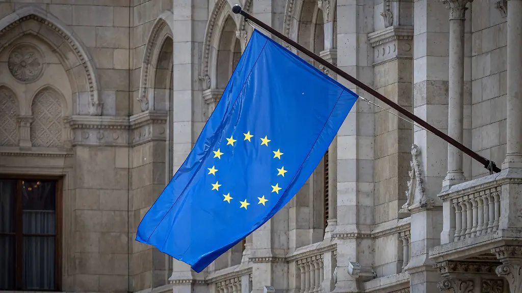 09-05-2026-Ungarn-Budapest-Die-Flagge-der-Europaeischen-Union-wurde-waehrend-der-Amtseinfuehrung-von-Peter-Magyar-feierlich-am-Parlamentsgebaeude-in-Budapest-aufgehaengt