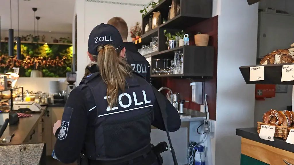 Zollkontrolle-in-einem-Cafe-in-Augsburg-Foto-vom-21-02-2026-In-der-Gastronomie-wird-die-Zollkontrolle-primaer-von-der-Finanzkontrolle-Schwarzarbeit-FKS-durchgefuehrt-Der-Fokus-liegt-dabei-auf-der-Einhaltung-von-Arbeitsrechten-und-Sozialvorschriften