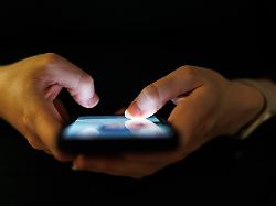 Eine Junge Frau Benutzt Ein Smartphone