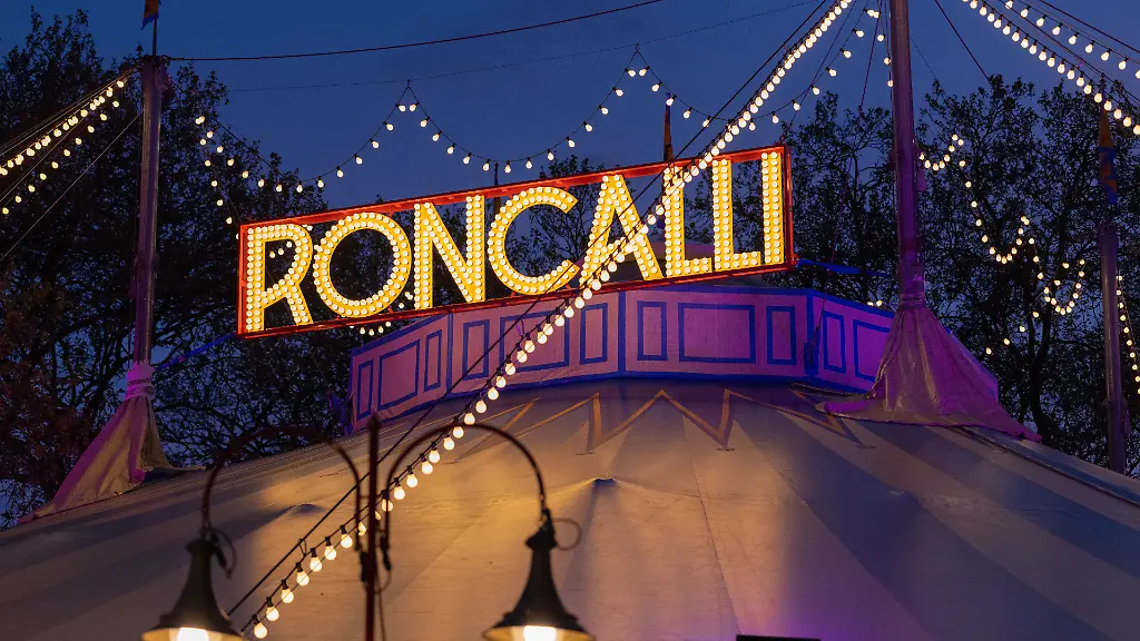 Blick-auf-das-Zelt-vom-Circus-Roncalli-auf-dem-Neumarkt-Das-Circus-Theater-feiert-das-50-jaehrige-Bestehen-mit-einer-Jubilaeumstour