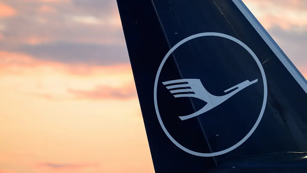 Blick-auf-eine-Heckflosse-einer-Lufthansa-Maschine-am-Frankfurter-Flughafen