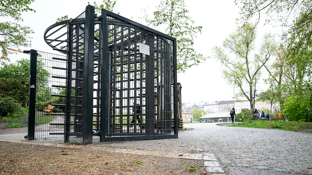 Ein-Zugangstor-am-Goerlitzer-Park-Der-Zugang-ist-tagsueber-geoeffnet