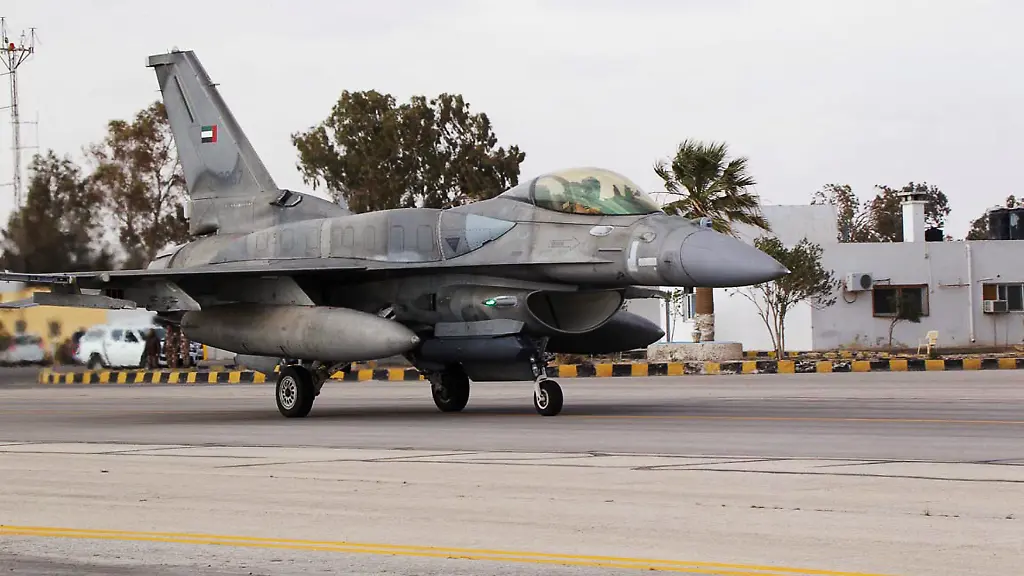 2015-02-08T120000Z_1748169358_GM1EB2907SJ01_RTRMADP_3_MIDEAST-CRISIS-PLANES