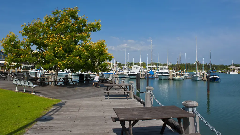 Der-Mann-war-mit-Freunden-und-Familie-unterwegs-in-der-australischen-Bucht-von-Darwin-Harbour