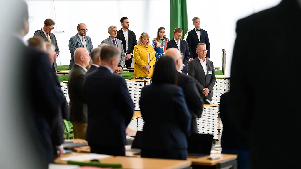 Der-Saechsische-Landtag-hat-eine-Gedenkminute-fuer-die-Opfer-juengster-Gewalttaten-in-Leipzig-und-Neustadt-eingelegt