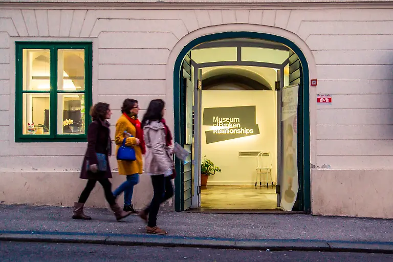 ZAGREB-CROATIA-12-MARCH-2015-A-view-of-the-entrance-to-the-Museum-of-Broken-Relationships-with-tourists-passing-by