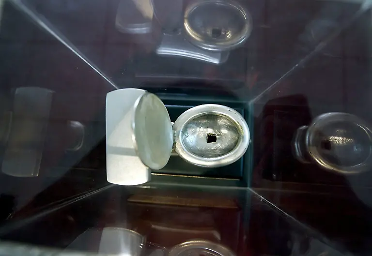 epa000427653-A-model-toilet-on-exhibition-at-Sulabh-International-Museum-New-Delhi-on-25-April-2005-The-Museum-traces-the-5-000-year-history-of-toilets-and-aims-to-educate-people-about-the-health-and-social-aspects-of-sanitation-EPA-STR-TO-GO-WITH-DPA-CORESPONDENT-S-TOILET-STORY