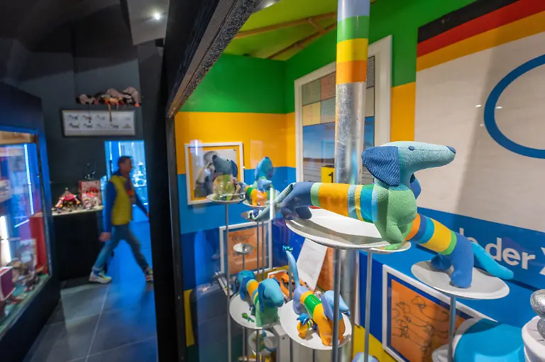 Olympia-Maskottchen-fuer-die-1972-in-Muenchen-abgehaltenen-Olympischen-Sommerspiele-mit-dem-Namen-Waldi-aufgenommen-im-Dackelmuseum-Das-Passauer-Dackelmuseum-ist-nach-Regensburg-umgezogen-Anstoss-fuer-den-Umzug-war-ein-Streit-mit-der-Passauer-Stadtverwaltung-im-vergangenen-Sommer-der-sich-an-einem-vor-dem-Museum-aufgestellten-Sonnenschirm-samt-Sitzgruppe-entzuendet-hatte