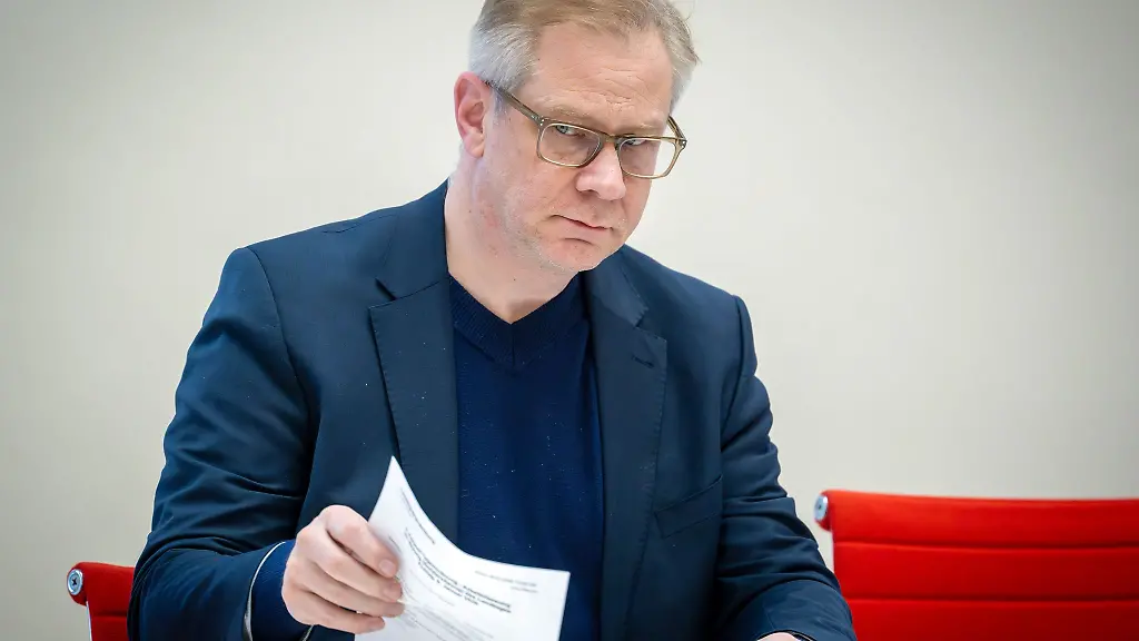 Der-Beauftragte-gegen-Antisemitismus-des-Landes-Brandenburg-Andreas-Buettner-hatte-2023-eine-Firma-mit-zwei-Bekannten-gegruendet-Jetzt-gibt-es-dazu-eine-Pruefung-der-Landtagverwaltung-weil-Beamte-fuer-bestimmte-Nebentaetigkeiten-einen-Genehmigung-brauchen