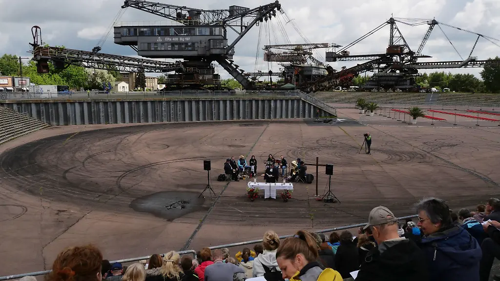 Wer-den-Himmelfahrtsgottesdienst-auf-dem-Ferropolis-Gelaende-bei-Graefenhainichen-besucht-soll-eine-Decke-und-einen-Picknickkorb-mitbringen