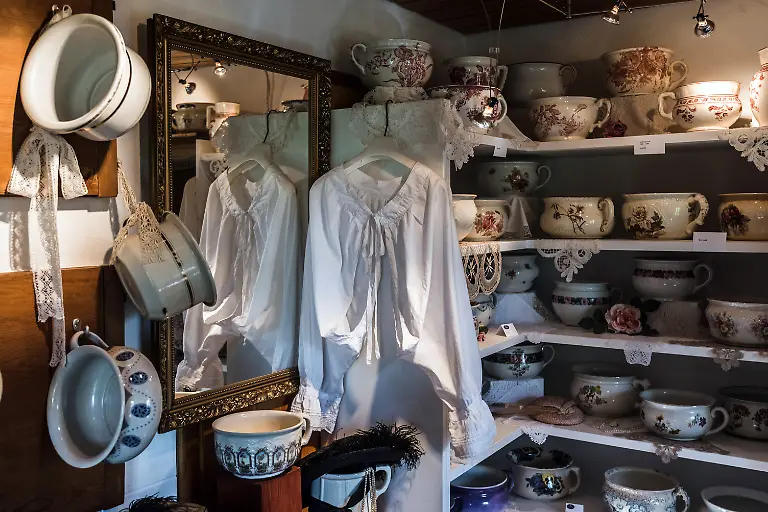 Zahlreiche-Nachttoepfe-sind-am-13-05-2015-im-Nachttopfmuseum-in-Thurnau-Bayern-zu-sehen-Mehr-als-200-Nachttoepfe-aus-unterschiedlichsten-Zeitepochen-koennen-in-dem-privat-gefuehrten-Museum-begutachtet-werden-Frueher-benutzten-die-Leute-Nachttoepfe-auch-weil-die-Toiletten-nicht-im-Haus-waren-Foto-Nicolas-Armer-dpa-ACHTUNG-Dieses-Bild-hat-dpa-auch-im-Bildfunk-gesendet