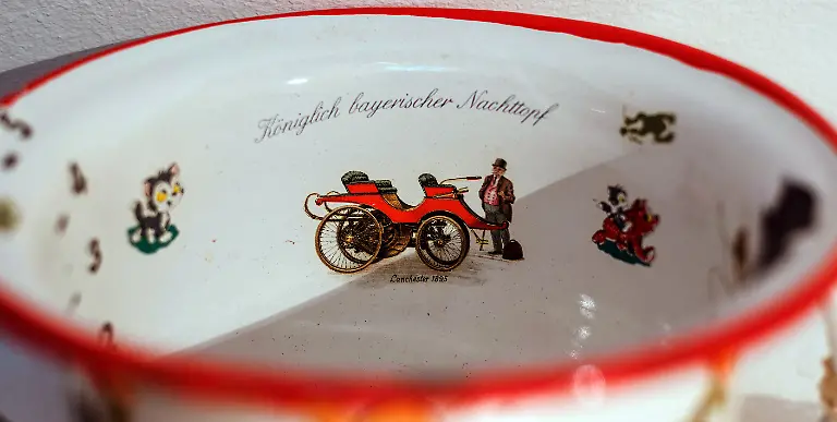 Auf-einem-Nachttopf-ist-13-05-2015-im-Nachttopfmuseum-in-Thurnau-Bayern-der-Schriftzug-Koeniglich-Bayerischer-Nachttopf-zu-lesen-Mehr-als-200-Nachttoepfe-aus-unterschiedlichsten-Zeitepochen-koennen-in-dem-privat-gefuehrten-Museum-begutachtet-werden-Foto-Nicolas-Armer-dpa-zu-dpa-lby-Nachttoepfe-Weisswuerste-Weihnachten-Kuriose-Museen-in-Bayern-vom-14-05