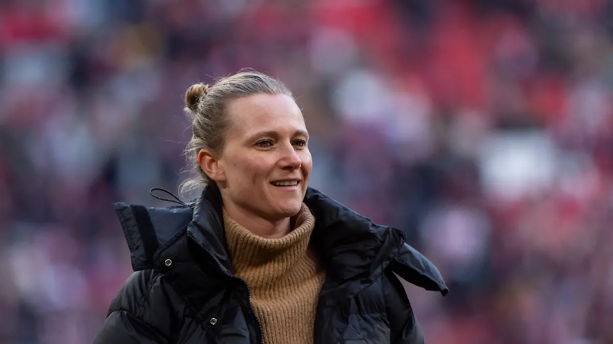 Kathleen-Krueger-FC-Bayern-Muenchen-Teammanagerin-GER-FC-Bayern-Muenchen-FCB-vs-SV-Werder-Bremen-SVW-Fussball-Bundesliga-18-Spieltag-Saison-2023-2024-21-01