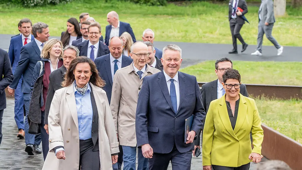Der-designierte-Ministerpraesident-Gordon-Schnieder-und-sein-CDU-Team-auf-dem-Weg-zur-Vorstellung