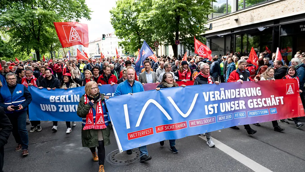Beschaeftigte-des-Automobil-Entwicklungsdienstleisters-IAV-sind-auf-die-Strasse-gegangen-um-gegen-die-Plaene-des-Unternehmens-zu-protestieren-in-Berlin-in-grossem-Stil-Arbeitsplaetze-abzubauen