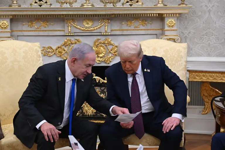US-Praesident-Donald-Trump-und-israelischer-Ministerpraesident-Benjamin-Netanjahu-unterhalten-sich-waehrend-eines-Treffens-im-Weissen-Haus
