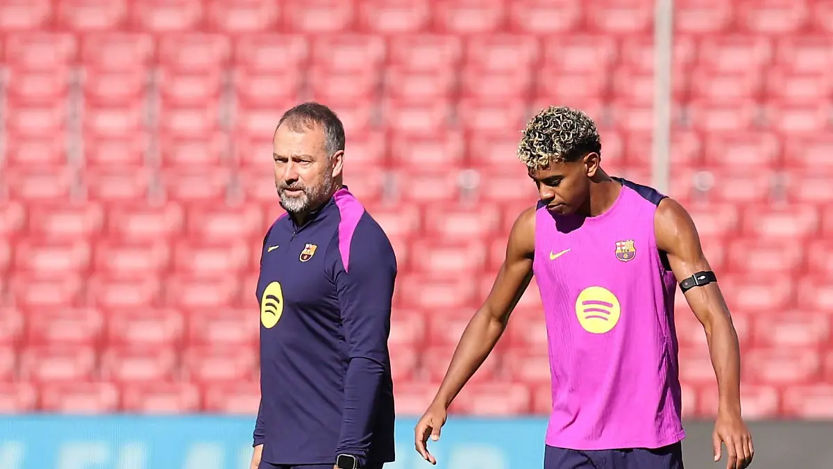 November-7-2025-Sabadell-Barcelona-Spain-Barcelona-Spain-07-11-2025-Lamine-Yamal-FC-Barcelona-and-Hansi-Flick-coach-FC-Barcelona-speak-during-the-training-at-Camp-Nou-on-07-November-2025-in-Barcelona