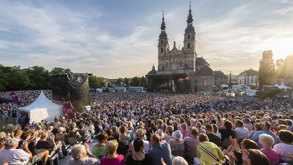 Auf-dem-Fuldaer-Domplatz-findet-zum-diesjaehrigen-Hessentag-wie-hier-im-Juli-2022-unter-anderem-ein-Konzert-von-Roland-Kaiser-statt