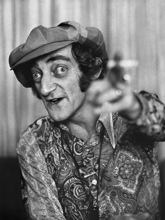 Marty-Feldman-1973-in-Berlin-Mann-Schirmmuetze-Hakennase-Koteletten-schielen-Glubschaugen-Morbus-Basedow-endokrine-Orbitopathie-haesslich-Ballonmuetze-Komiker-comedian-Personen-Portrait-Portraet