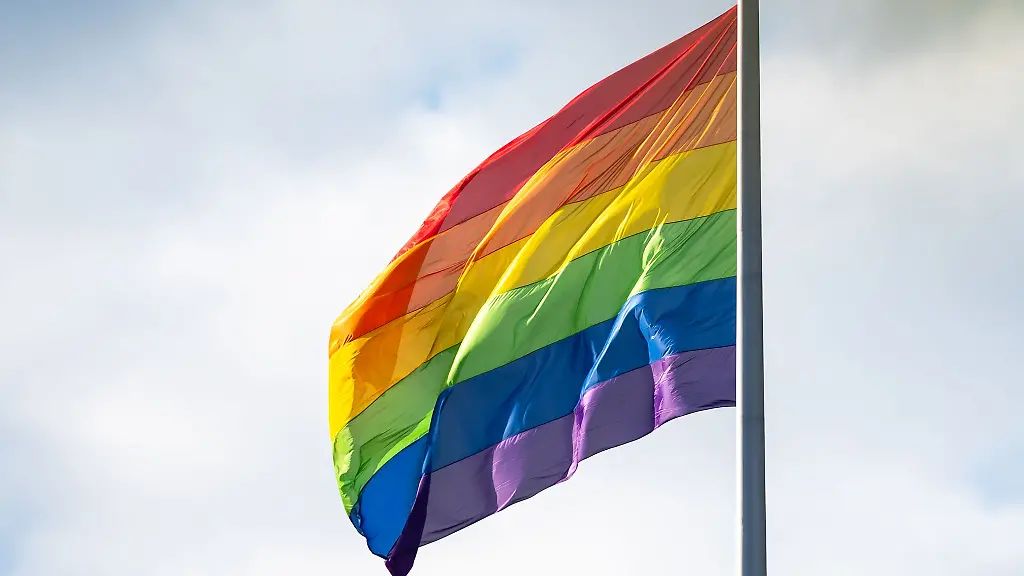Die-Regenbogenflagge-steht-fuer-Vielfalt-und-Toleranz-hinsichtlich-unterschiedlicher-sexueller-Orientierungen