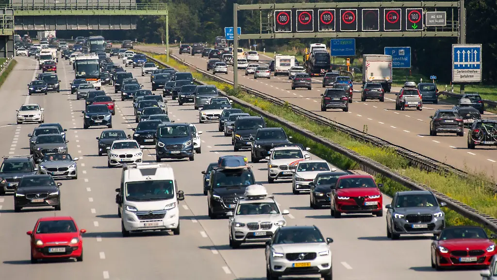 Auch-auf-der-Autobahn-8-rechnet-der-ADAC-wieder-mit-viel-Verkehr-rund-um-den-Feiertag