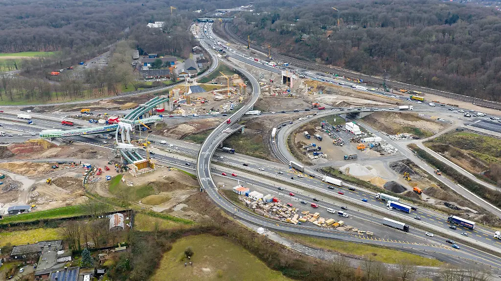 Die-A40-im-Kreuz-Kaiserberg-im-Bild-von-links-nach-rechts-wird-ueber-mehrere-Jahre-ausgebaut